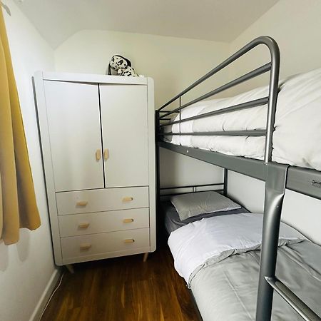 Beautiful Home In London With Easy Access To Central London Sutton  Bagian luar foto