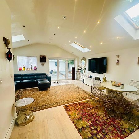 Beautiful Home In London With Easy Access To Central London Sutton  Bagian luar foto