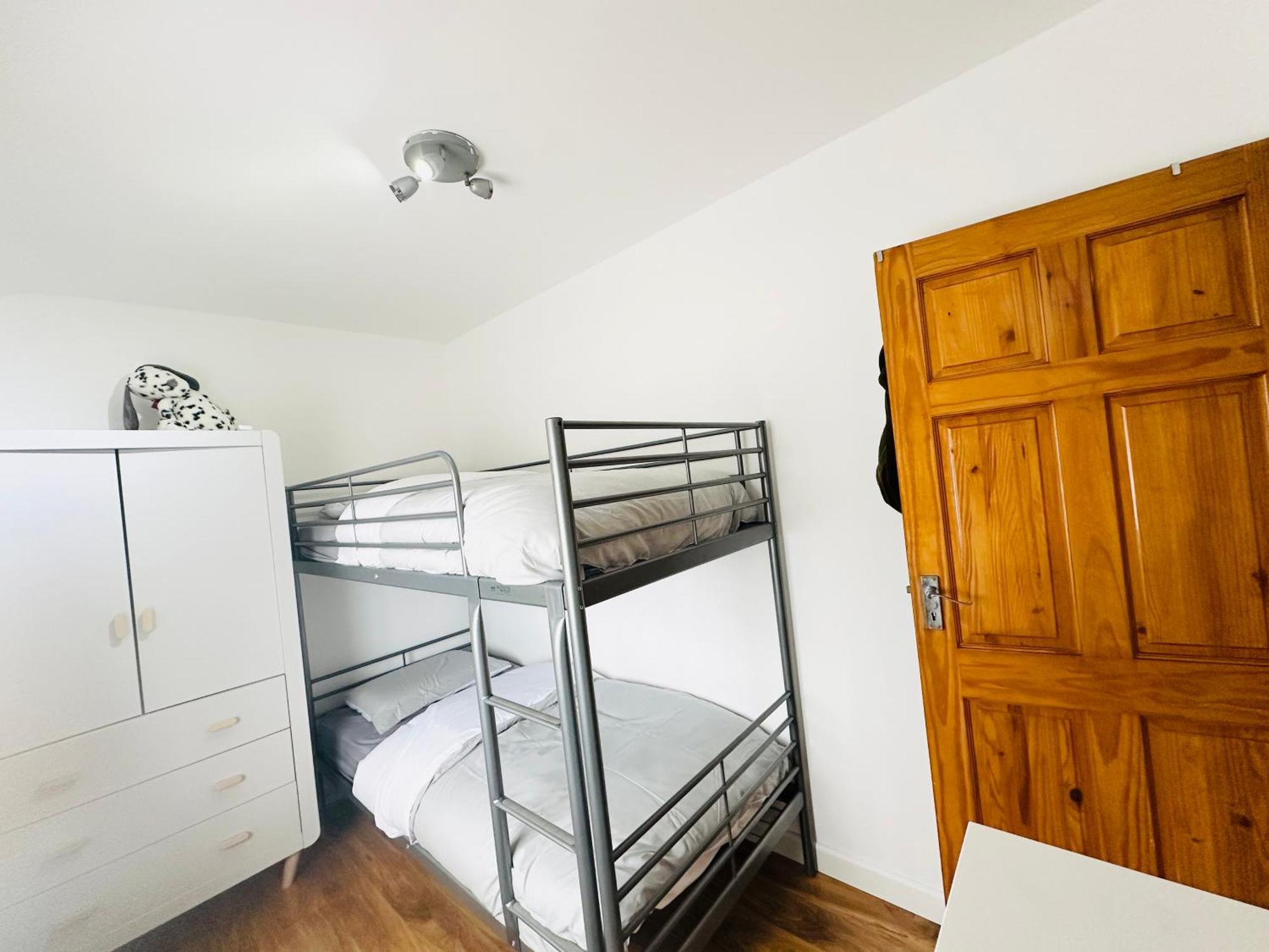 Beautiful Home In London With Easy Access To Central London Sutton  Bagian luar foto