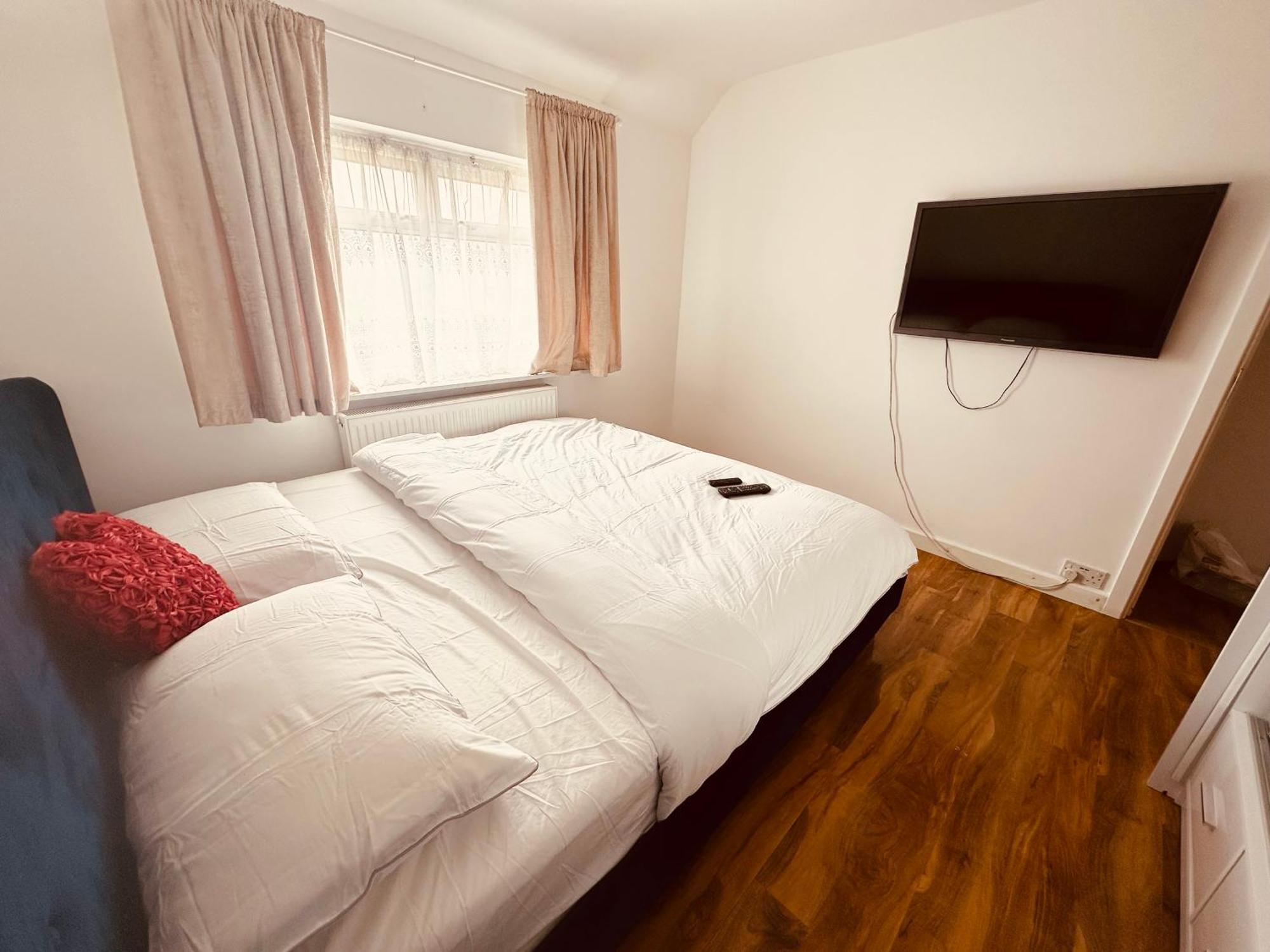 Beautiful Home In London With Easy Access To Central London Sutton  Bagian luar foto