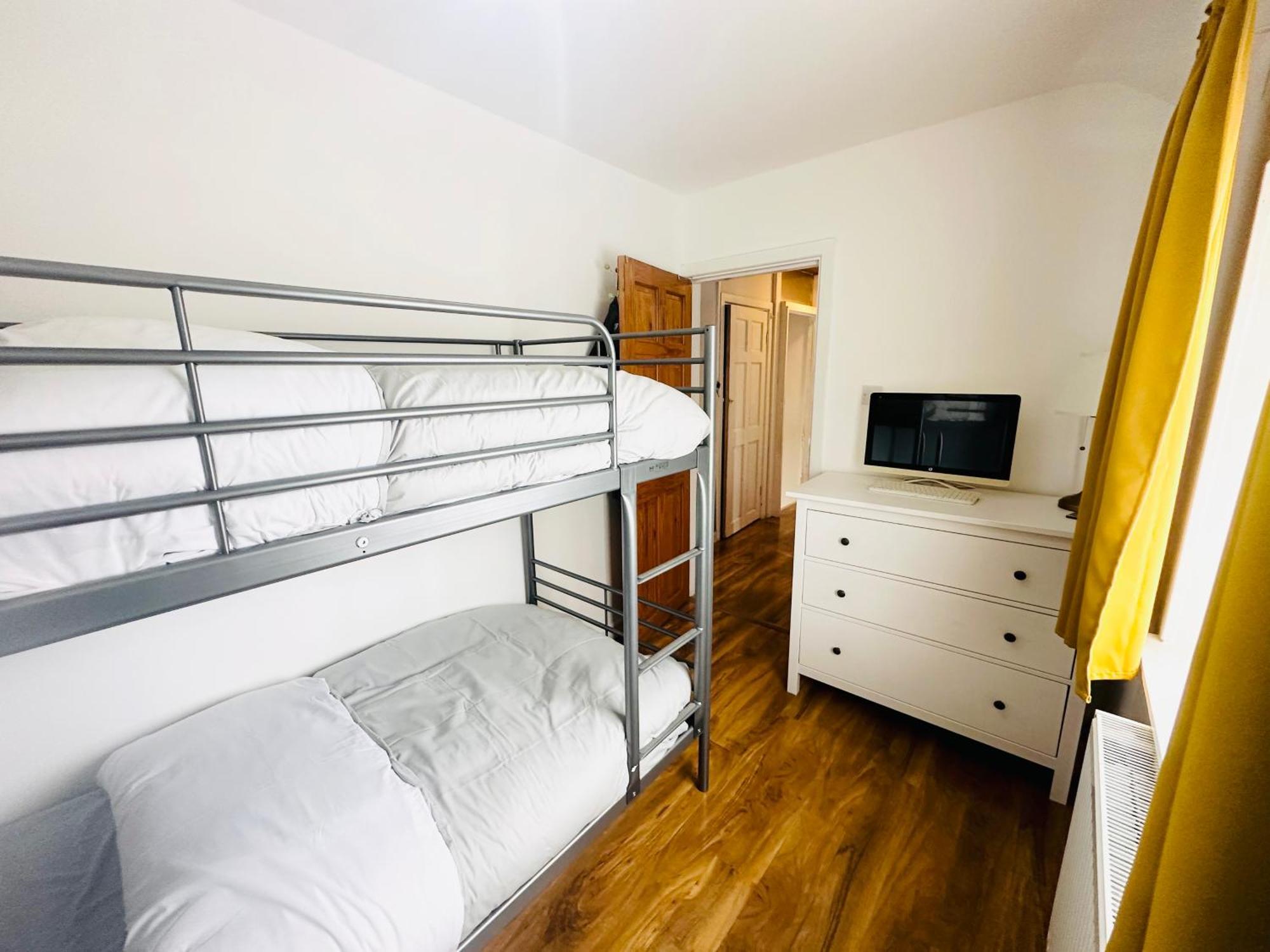Beautiful Home In London With Easy Access To Central London Sutton  Bagian luar foto