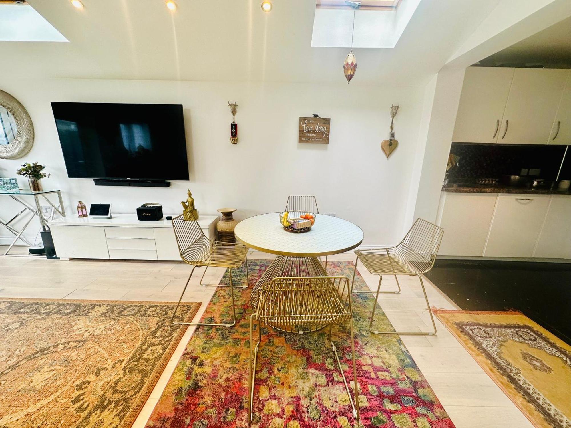 Beautiful Home In London With Easy Access To Central London Sutton  Bagian luar foto